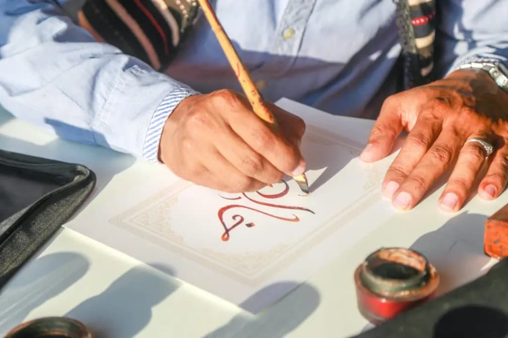 Calligraphie arabe au calame : geste traditionnel et travail de la langue